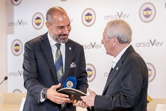 Fenerbahçe’de Kadın Futbol Takımı, arsaVev’e Emanet