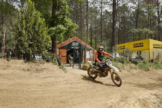 karcher-turkiyenin-en-basarili-motor-sporcularindan-sakir-senkalayciya-temizlik-ana-sponsoru-olar.jpeg