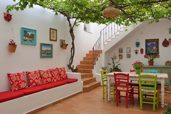 Modern Bir Köy Evi: Doğallık ve Konforun Şık Buluşması